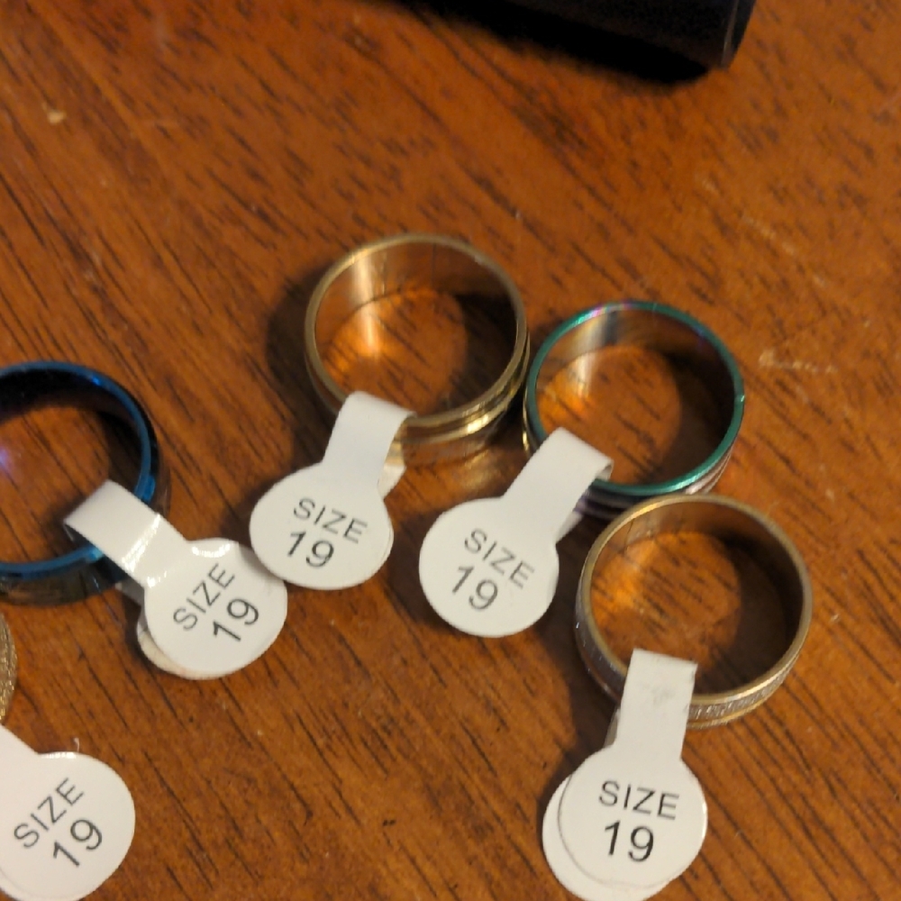 5/$20 Multicolor Fashion Rings Set - Picture 2 of 7